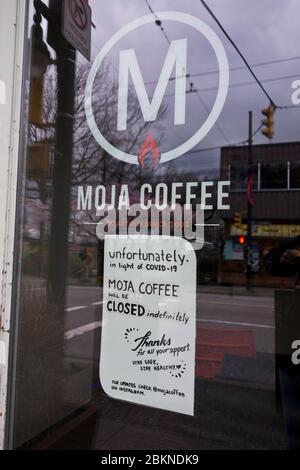 Vancouver, BC, Kanada. 29. März 2020: Moja Coffee Shop mit Schild, das besagt, dass sie wegen der Covid 19 Pandemie geschlossen sind. Stockfoto