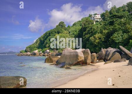 Strandlandschaft Foto aufgenommen an einem der Seychellen Paradies Granit Felsstrände auf Mahe Island Stockfoto