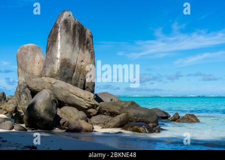 Natürliche Granitfelsen am Strand der Seychellen mit tiefblauem Himmel Stockfoto