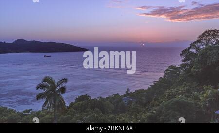 Tropische Seychellen Sonnenuntergang Landschaft Foto. Seychellen mit Blick auf den Indischen Ozean. Stockfoto