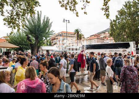 Dubrovnik, Kroatien, 19. September 2019. Viele Ausflugsbusse, die Touristen in Pile in der Nähe der berühmten Altstadt Dalmatiens absetzen. Massentourismus, peo Stockfoto