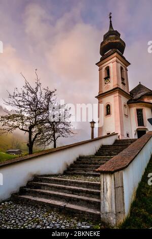 Nebliger Herbstmorgen und die kleine berühmte Maria-Gern-Wallfahrtskirche (gebaut in der aktuellen Form 1708 - 1710), Berchtesgaden, Bayern, Germa Stockfoto