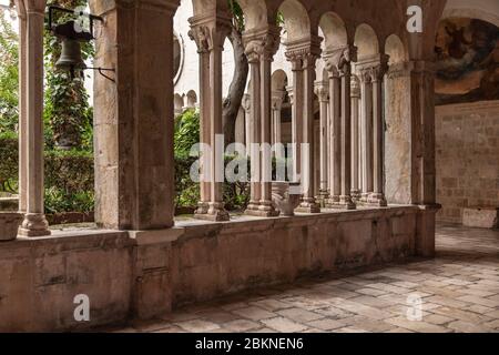 Dubrovnik, Kroatien, 19. September 2019. Dekorative Säulen mit Menschen und Tieren wie Figuren und Bögen der Korridore des 13. Jahrhunderts Francis Stockfoto