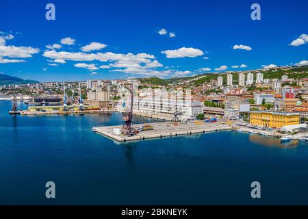 Kroatien, Stadt Rijeka, Luftaufnahme von Stadtzentrum, Yachthafen und Hafen von Drohne Stockfoto