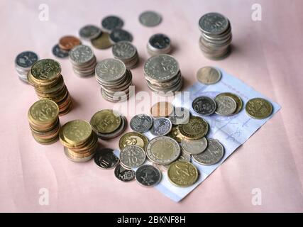Münzen auf dem Tisch. Finanz- oder Geldkonzept. Hoher Winkel. Isoliert. Stockfoto