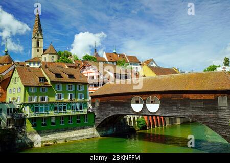 Die badische Altstadt und die überdachte Holzbrücke über die Limmat, Schweiz. Kanton Aargau, Schweiz. Stockfoto
