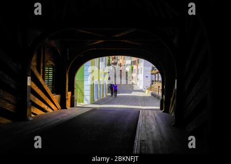Bunte untere Halde Straße von der überdachten Holzbrücke über den Limmat Fluss in Baden gesehen. Kanton Aargau, Schweiz. Stockfoto