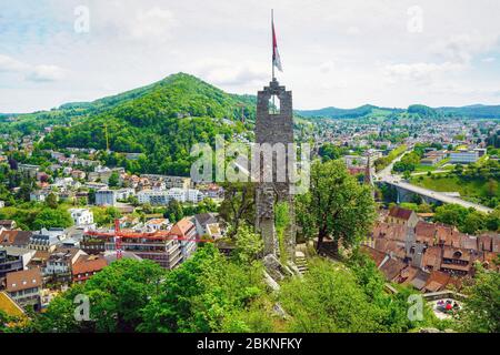 Luftaufnahme der schweizer Stadt Baden und der umliegenden Landschaft von der Burgruine Stein, Kanton Aargau, Schweiz. Stockfoto