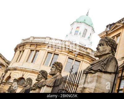 Statuen vor dem berühmten Sheldonian Theater in Oxford. Stockfoto