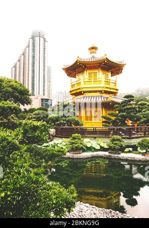 Die Gegenüberstellung der alten und neuen Gebäude in den Nan Lian Gardens in Hongkong mit modernen Hochhäusern und alten traditionellen Tempeln. Stockfoto