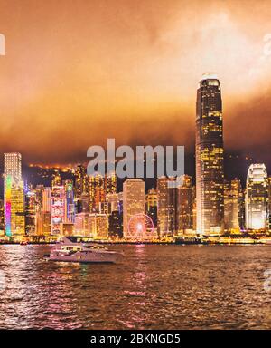 Hochhaushimmelstürmer von Kawloon über den Victoria Harbour bei Tsim Sha Tsui in Hongkong. Mai 2018 Stockfoto