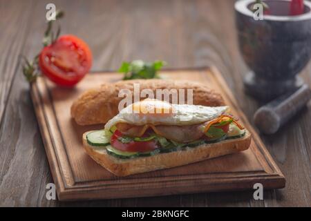 Frühstücksbrote, Eiersalat-Sandwich, Eier Avocado, Thunfischeier, Fischeier, Steinhintergrund, Eier frisch Stockfoto