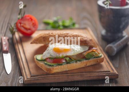 Frühstücksbrote, Eiersalat-Sandwich, Eier Avocado, Thunfischeier, Fischeier, Steinhintergrund, Eier frisch Stockfoto