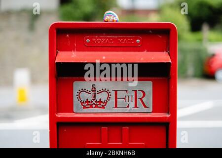 Newport, Wales, Großbritannien. Mai 2020. Ein Regenbogen bemalter Stein mit den Worten Stay Home, Stay Safe sitzt auf einem Royal Mail Briefkasten während der siebten Woche des Coronavirus Lockdown in Großbritannien. Kredit: Tracey Paddison/Alamy Live News Stockfoto