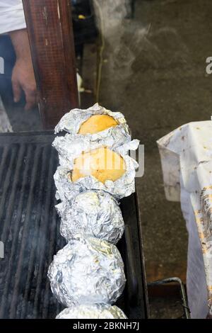 In der Mitte stehen Polenta- und Käsebälle, genannt Bulz, ein traditionelles rumänisches Gericht. Stockfoto