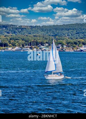 Weiße Segel auf blauem Wasser Stockfoto