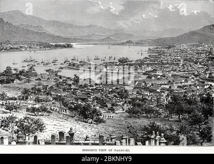 [ 1890er Jahre Japan - Dejima und Nagasaki Hafen ] - Gravur zeigt einen Blick auf die Oura ausländische Siedlung, Dejima und Nagasaki Hafen von einem Friedhof in Nagasaki. Der Stich scheint auf der Fotografie #160307-0016 von Baron Raimund von Stillfried zu basieren, die zwischen 1869 (Meiji 2) und 1876 (Meiji 9) aufgenommen wurde. Interessanterly, ist dies von fast der gleichen Lage wie #71006-0012. Ursprünglich veröffentlicht in 'die Erde und ihre Bewohner', in 1895 (Meiji 28). Vintage-Buchgravur aus dem 19. Jahrhundert. Stockfoto