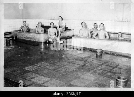 [ Japan der 1920er Jahre - Japanische Soldaten baden ] - Japanische Soldaten, die im Badezimmer der Baracke baden (入浴場, nyuyokujo). Aus einem privaten Fotoalbum eines Mitglieds der japanischen Kaisergarde (近衛師団, Konoe Shidan), der zwischen 1928 (Showa 3) und 1930 (Showa 5) diente. Silberdruck mit Gelatine aus dem 20. Jahrhundert. Stockfoto