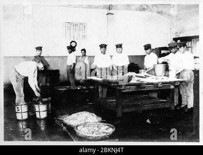 [ Japan der 1920er Jahre - Japanische Militärküche ] - Soldaten waschen Essen in der Barackenküche (Suijiba). Aus einem privaten Fotoalbum eines Mitglieds der japanischen Kaisergarde (Konoe Shidan), der zwischen 1928 (Showa 3) und 1930 (Showa 5) diente. Silberdruck mit Gelatine aus dem 20. Jahrhundert. Stockfoto