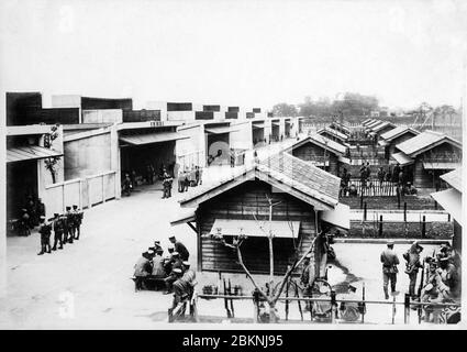 [ Japan der 1920er Jahre - Japanisches Militärfeuerungszentrum ] - Toyama-Schießplatz (戸山射撃場, Toyama Shagekijo) in Okubo (大久保), Tokio. Sie wurde von der Kaisergarde verwendet. Es bestand aus sieben 300 Meter langen Stahlbetongebäuden, in die Soldaten ihre automatischen und andere Waffen schossen. Aus einem privaten Fotoalbum eines Mitglieds der japanischen Kaisergarde (Konoe Shidan), der zwischen 1928 (Showa 3) und 1930 (Showa 5) diente. Silberdruck mit Gelatine aus dem 20. Jahrhundert. Stockfoto