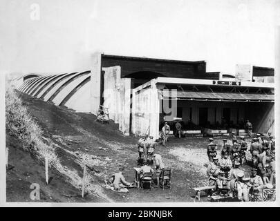 [ Japan der 1920er Jahre - Japanisches Militärfeuerungszentrum ] - Soldaten, die auf dem Toyama-Schießplatz (戸山射撃場, Toyama Shagekijo) in Okubo (大久保), Tokio trainieren. Sie wurde von der Kaisergarde verwendet. Es bestand aus sieben 300 Meter langen Stahlbetongebäuden, in die Soldaten ihre automatischen und andere Waffen schossen. Aus einem privaten Fotoalbum eines Mitglieds der japanischen Kaisergarde (Konoe Shidan), der zwischen 1928 (Showa 3) und 1930 (Showa 5) diente. Silberdruck mit Gelatine aus dem 20. Jahrhundert. Stockfoto