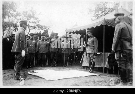 [ Japan der 1920er Jahre - Japanischer Kaiser Hirohito ] - Kaiser Showa (Hirohito) beobachtet Manöver (大演習, daienshuu) der Kaisergarde. Aus einem privaten Fotoalbum eines Mitglieds der japanischen Kaisergarde (近衛師団, Konoe Shidan), der zwischen 1928 (Showa 3) und 1930 (Showa 5) diente. Silberdruck mit Gelatine aus dem 20. Jahrhundert. Stockfoto