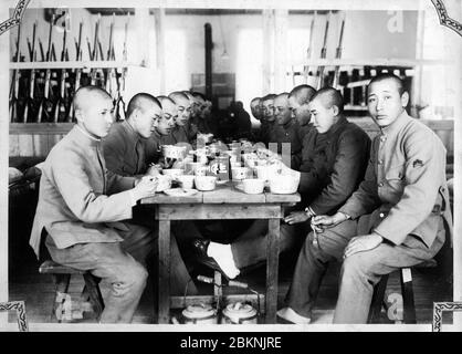 [ Japan der 1920er Jahre - Japanische Kaisergarde ] - Soldaten beim Essen. Aus einem privaten Fotoalbum eines Mitglieds der japanischen Kaisergarde (近衛師団, Konoe Shidan), der zwischen 1928 (Showa 3) und 1930 (Showa 5) diente. Silberdruck mit Gelatine aus dem 20. Jahrhundert. Stockfoto