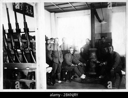 [ Japan der 1920er Jahre - Japanische Kaisergarde ] - Soldaten entspannen sich am Herd. Aus einem privaten Fotoalbum eines Mitglieds der japanischen Kaisergarde (近衛師団, Konoe Shidan), der zwischen 1928 (Showa 3) und 1930 (Showa 5) diente. Silberdruck mit Gelatine aus dem 20. Jahrhundert. Stockfoto