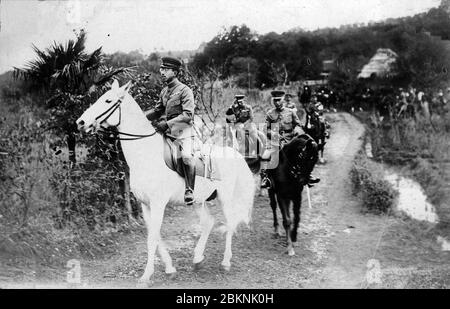 [ Japan der 1920er Jahre - Japanischer Kaiser Hirohito ] - Kaiser Showa (Hirohito) beobachtet Manöver (大演習, daienshuu) der Kaisergarde. Aus einem privaten Fotoalbum eines Mitglieds der japanischen Kaisergarde (近衛師団, Konoe Shidan), der zwischen 1928 (Showa 3) und 1930 (Showa 5) diente. Silberdruck mit Gelatine aus dem 20. Jahrhundert. Stockfoto