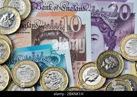 Bank of England £5, £10, £20 Polymer-Banknoten und £1 Münzen Stockfoto