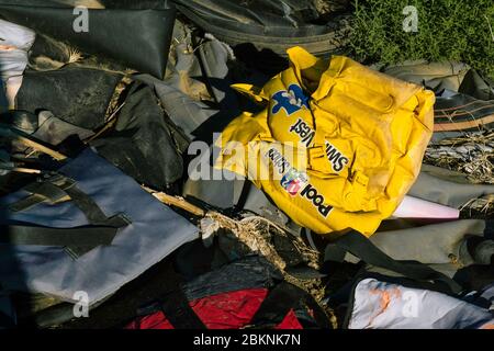 MOLYVOS, GRIECHENLAND - SEP 29, 2019: Rettungswesten und Gummiboote, verlassen von Migranten, die die Überfahrt von der Türkei zur griechischen Insel Lesbos gemacht haben Stockfoto