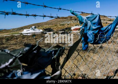 MOLYVOS, GRIECHENLAND - SEP 29, 2019: Rettungswesten und Gummiboote, verlassen von Migranten, die die Überfahrt von der Türkei zur griechischen Insel Lesbos gemacht haben Stockfoto