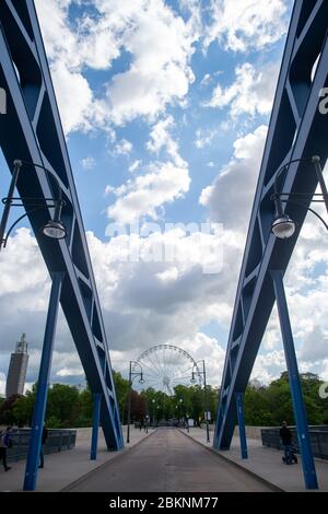 05. Mai 2020, Sachsen-Anhalt, Magdeburg: Ein Riesenrad steht im Rotehorn Park neben dem Albin-Müller-Turm (l.). Derzeit arbeiten die Betreiber ein Konzept für die Einhaltung der Abstandsregeln aus. Das Riesenrad wurde in den vergangenen Wochen gebaut und wird von den Gebrüdern Boos aus Magdeburg betrieben. Eigentlich hätte die Fahrt im Moment auf anderen Messen betrieben werden sollen. Sie waren jedoch wegen der Ausbreitung des Corona-Virus abgesagt worden. Jetzt befindet sich das Riesenrad in der Landeshauptstadt und soll in den kommenden Wochen ohne Messe in Betrieb gehen. Foto: Klaus-Dietmar Gabb Stockfoto