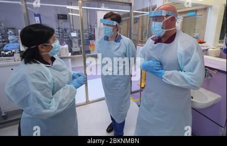 Die Krankenschwester Annette O'Hara (links), die klinische Schwester Siobhan Donnelly (Mitte) und die Krankenschwester Colin Clarke, die sich mit der Infektionskontrolle betraute, befinden sich auf der Intensivstation des Craigavon Area Hospital in Co Armagh, Nordirland. Stockfoto