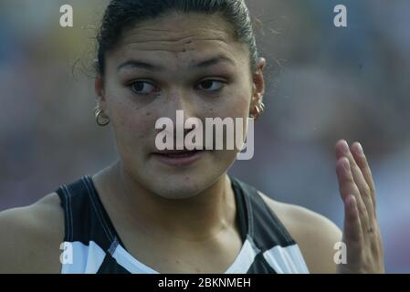 MANCHESTER - JULI 28: Valerie ADAMS Valerie aus Neuseeland tritt im City of Manchester Stadium während des Commonweal 2002 im Women's Shot Putt Final an Stockfoto