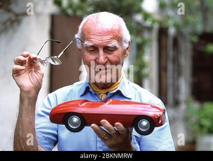 Carlo Anderioni (1916- 2003) von Carrozzeria Touring mit einem 1948 Modell des Ferrari 166 MM Barchetta in seinem Haus in Como Italien 2002 Stockfoto