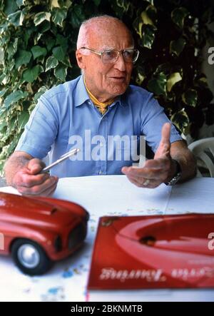 Carlo Anderioni (1916- 2003) von Carrozzeria Touring mit einem 1948 Modell des Ferrari 166 MM Barchetta in seinem Haus in Como Italien 2002 Stockfoto