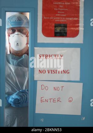 Colin Clarke, Krankenschwester der Infektionskontrolle, blickt von einer Covid-19-Station im Craigavon Area Hospital in Co Armagh, Nordirland, aus. Stockfoto