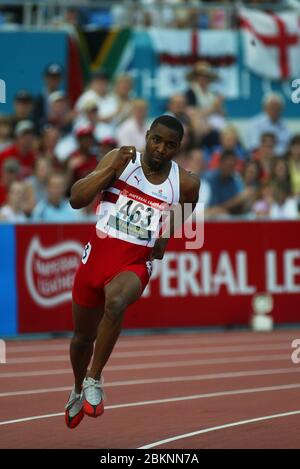 MANCHESTER - JULI 28: Darren CAMPBELL aus England tritt im Lauf 2 der Männer in der 200 m langen Runde 2 im City of Manchester Stadium während der Commonwealth Games 2002 an Stockfoto