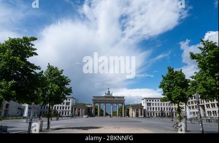 Berlin, Deutschland. Mai 2020. Nur wenige Menschen sind auf dem Pariser Platz vor dem Brandenburger Tor. Durch die Maßnahmen zur Eindämmung des Corona-Virus sind in der Berliner Innenstadt deutlich weniger Menschen unterwegs. Kredit: Christophe Gateau/dpa/Alamy Live News Stockfoto