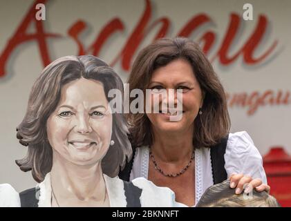 Aschau Im Chiemgau, Deutschland. Mai 2020. Ilse Aigner (CSU), Präsidentin des Bayerischen landtags, blickt bei einer Fotosession an ihrem frisch erneuerten Porträt vorbei, das eine Bank ziert. 2014 schenkte Ilse Aigner die Bank "Ilse's Lausdirndlbankerl" an die Stadt Aschau im Chiemgau, auch "Bankerldorf" genannt. Der Politiker war damals Bayerischer Wirtschaftsminister. Quelle: Peter Kneffel/dpa/Alamy Live News Stockfoto