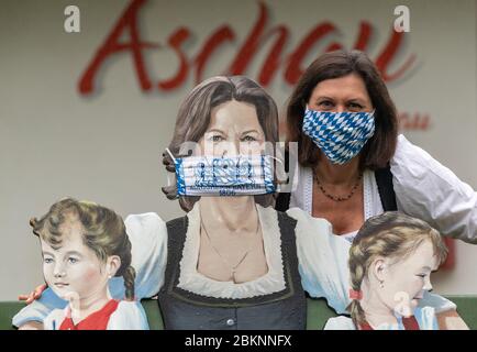 Aschau Im Chiemgau, Deutschland. Mai 2020. Ilse Aigner (CSU), Präsidentin des Bayerischen landtags, blickt bei einer Fotosession an ihrem frisch erneuerten Porträt vorbei, das eine Bank ziert. 2014 schenkte Ilse Aigner die Bank "Ilse's Lausdirndlbankerl" an die Stadt Aschau im Chiemgau, auch "Bankerldorf" genannt. Der Politiker war damals Bayerischer Wirtschaftsminister. Quelle: Peter Kneffel/dpa/Alamy Live News Stockfoto