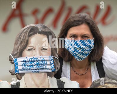 Aschau Im Chiemgau, Deutschland. Mai 2020. Ilse Aigner (CSU), Präsidentin des Bayerischen landtags, blickt bei einer Fotosession an ihrem frisch erneuerten Porträt vorbei, das eine Bank ziert. 2014 schenkte Ilse Aigner die Bank "Ilse's Lausdirndlbankerl" an die Stadt Aschau im Chiemgau, auch "Bankerldorf" genannt. Der Politiker war damals Bayerischer Wirtschaftsminister. Quelle: Peter Kneffel/dpa/Alamy Live News Stockfoto