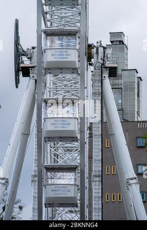 05. Mai 2020, Sachsen-Anhalt, Magdeburg: Ein Riesenrad steht im Rotehornpark neben dem Albin-Müller-Turm. Derzeit arbeiten die Betreiber ein Konzept aus, um die Abstandsregeln einzuhalten. An der Basis hat eine Snackbar bereits geöffnet und verkauft Diner. Essen ist jedoch nicht im Umkreis von 50 Metern erlaubt. Das Riesenrad wurde in den vergangenen Wochen aufgebaut und wird von den Gebrüdern Boos aus Magdeburg betrieben. Eigentlich sollte die Fahrt im Moment auf anderen Messen betrieben werden. Sie waren jedoch wegen der Ausbreitung des Corona-Virus abgesagt worden. Jetzt ist das Riesenrad im Sta Stockfoto