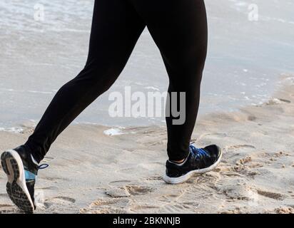 Beine eines Läufers, der während der New York State Summer Series am Strand mit Spandex läuft. Stockfoto