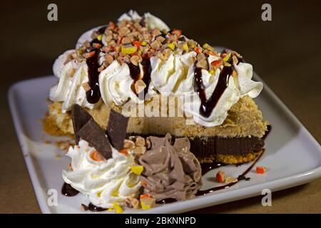 Eine Schokoladenkuchen, serviert in Barrington, Nova Scotia, Kanada. Das Dessert wird mit Schlagsahne und Schokoflocken gekrönt. Stockfoto