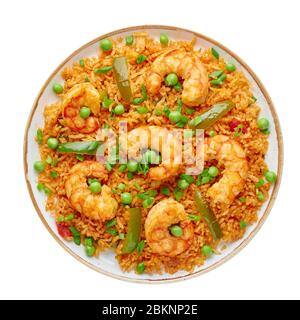Thai Tom Yum Fried Rice oder Prawn Biryani in isoliert auf Hintergrund. Tom Yum Fried Rice ist ein Gericht der thailändischen Küche mit Jasminreis, Garnelen und Gemüse Stockfoto