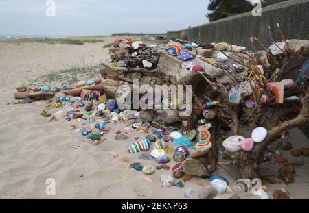 Bemalte Kieselsteine, die Unterstützung für den NHS und die Schlüsselarbeiter zeigen und positive Botschaften enthalten, die von den Bürgern am Strand von Avon in Christchurch hinterlassen wurden, während Großbritannien weiterhin in der Blockierung ist, um die Ausbreitung des Coronavirus einzudämmen. Stockfoto