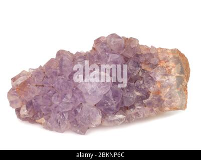 Amethyst Kristalle Nahaufnahme auf weißem Hintergrund Stockfoto