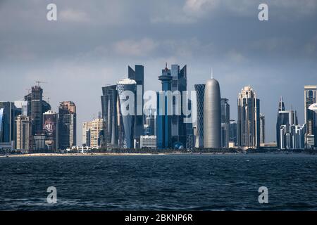 Doha, Katar - Nov 21. 2019. Blick auf die Wolkenkratzer von West Bay Doha vom Golf Stockfoto